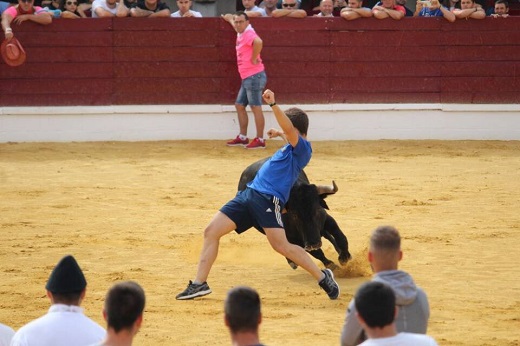 Óliver García durante una de sus participaciones en las capeas medinenses